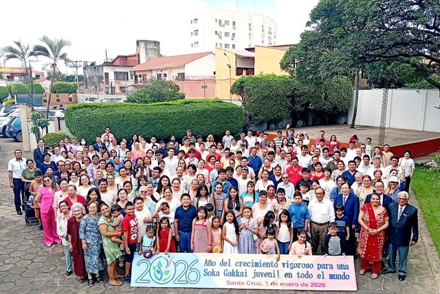 ボリビアは1日、全土6会場で新年の集いを開催。サンタクルスのボリビア文化会館では、タケイ婦人部長、ナカジマ理事長があいさつし、学会歌「誓いの青年（きみ）よ」などを合唱した