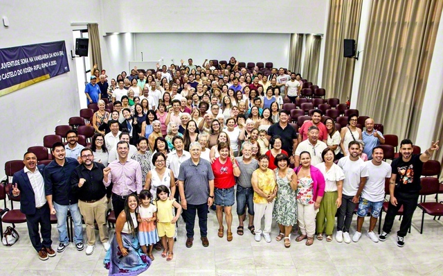 「ムイト・マイス・ダイモク（もっと題目を）」を合言葉に進むブラジルの友。「世界の王者」の誇りを胸に、師弟誓願の心で広布に前進する（1日、アチバイア文化会館で）