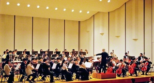 昨年12月に行われた56回目の定期演奏会。一人一人が当日に向けて努力を重ね、生命力あふれる演奏を届けた（八王子市内で）