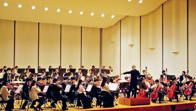 昨年12月に行われた56回目の定期演奏会。一人一人が当日に向けて努力を重ね、生命力あふれる演奏を届けた（八王子市内で）