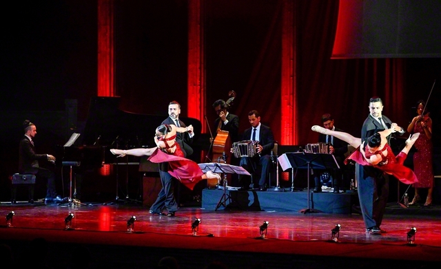 「民音タンゴ・シリーズ」の公演。「パブロ・バジェ・セステート」の華麗な演奏、タンゴダンスと美しい歌声が披露された（19日、東京の文京シビックホールで）