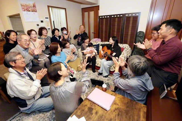 「地区」こそ広布勝利の限りない推進力。学会はどこまでも、明るく温かな“励ましの絆”で前進！（昨年10月、大阪・堺市で）