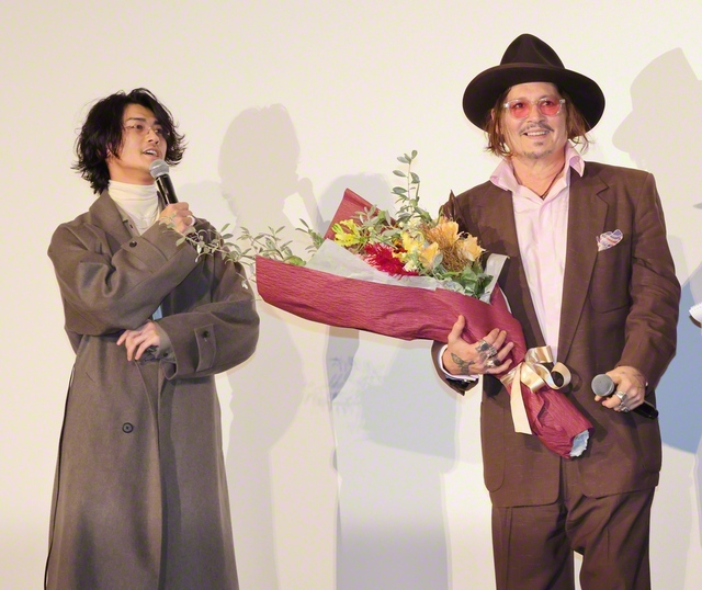 サプライズで登場した赤西仁㊧とデップ