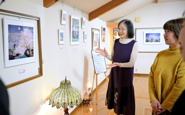 展示のレイアウトやBGMも「来館者の笑顔を思い浮かべながら決めています」と山田さん（中央）。小さな美の空間は、彼女の真心でいっぱい