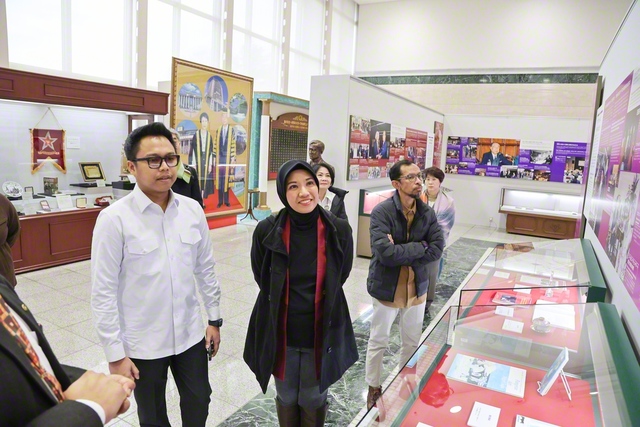 創価大学の本部棟に設置された創立者・池田先生に関する展示を見学するインドネシア大学のデフィ准教授一行