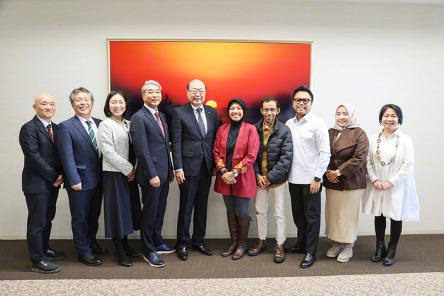 インドネシア大学のデフィ准教授（右から5人目）一行が創大の秋谷理事長、井田副学長らと記念のカメラに納まった（創価大学で）