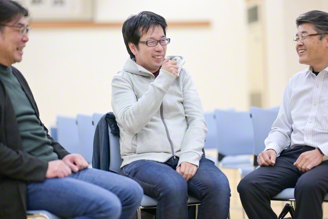 壮年部の先輩と談笑する山本さん㊥。同志との絆は「苦境の中で得た最高の幸せ」（大阪市の東住吉文化会館で）