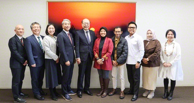 インドネシア大学のデフィ准教授（右から5人目）一行が創大の秋谷理事長、井田副学長らと記念のカメラに納まった（創価大学で）
