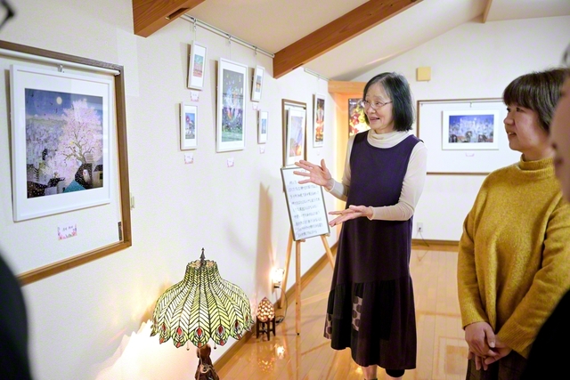 展示のレイアウトやBGMも「来館者の笑顔を思い浮かべながら決めています」と山田さん（中央）。小さな美の空間は、彼女の真心でいっぱい