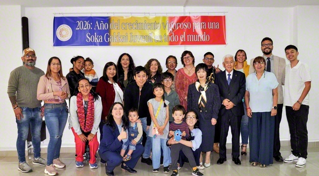 首都キトの集いで異体同心の創価家族が記念のカメラに（1日、エクアドル会館で）