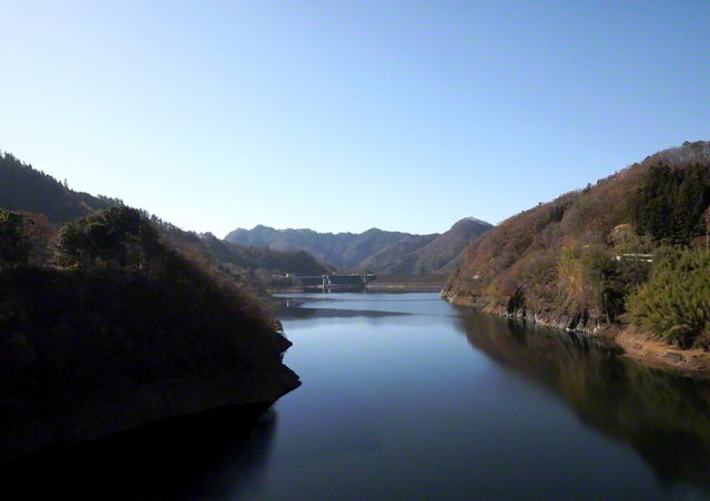 特別名勝・御岳昇仙峡エリアにある「荒川ダム」（山梨県甲府市）。周辺に美しい森林が広がり、「水源の森百選」に選ばれている