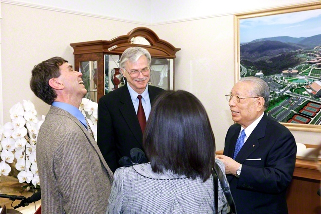 米ジョン・デューイ協会元会長のラリー・ヒックマン博士（左から2人目）、ジム・ガリソン博士（左端）が、池田先生と和やかに。デューイの哲学や創価教育を巡り語り合った（2008年8月、長野で）