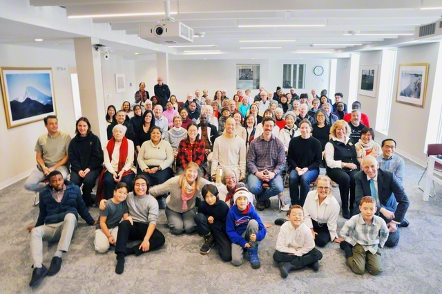 カナダ・オタワ会館での新年勤行会。参加者が口々に本年の決意を披歴し、2人の友が新たに創価家族の輪に加わった。ターナー理事長が、唱題根本に対話に挑み、勝利の実証を示そうと励ました（1日）