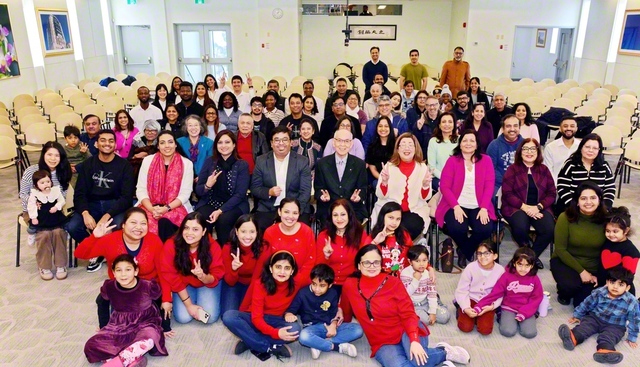 氷点下の厳しい寒さの中、開催されたカナダ文化会館での新年勤行会では、トリシャ・シンさん、サヒラ・シャルマさんが活動報告。チョイ婦人部長が、師の励ましを胸に唱題と対話に挑戦しようと呼びかけた（1日）