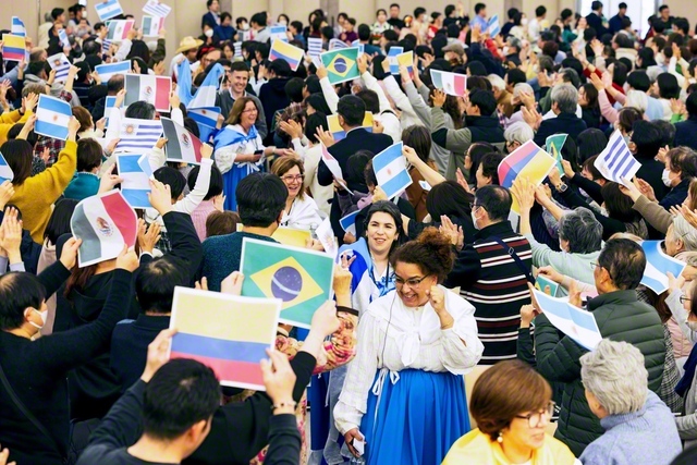 千葉市特別区の同志が中南米の友を大歓迎した交流交歓会（11日、千葉文化会館で）