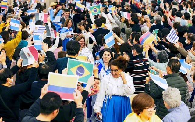 千葉市特別区の同志が中南米の友を大歓迎した交流交歓会（11日、千葉文化会館で）