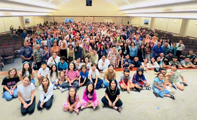 池田先生が世界広布の第一歩を刻んだ地がアメリカ・ハワイ。新年勤行会では、有志が記念演奏。ウクレレなどで会場を盛り上げた。代表が活動報告を披露し、ナガシマ総合長が励ました（1日、ハワイ文化会館で）