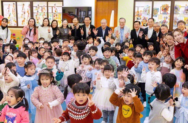 谷川SGI理事長ら訪問団が香港創価幼稚園へ。同園は香港政府教育局から「最優秀幼稚園」に認定されるなど、“名門幼稚園”として注目を集める