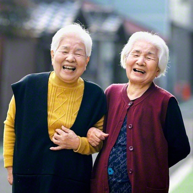 元気で美人な双子の姉妹。姉の江平さん㊨と妹の新納さん。仲良く腕を組んで