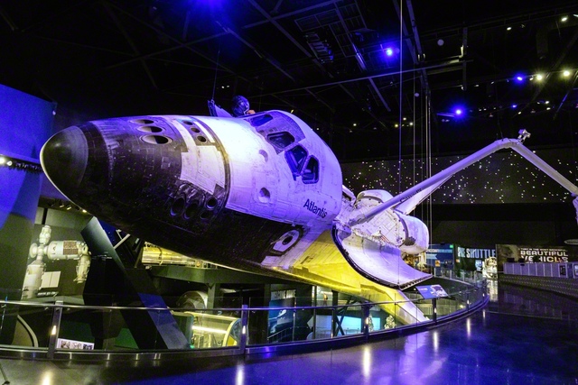 33回のミッションを終え展示されているスペースシャトル「アトランティス」。冷戦終結後、1995年にロシアの宇宙ステーション「ミール」との歴史的なドッキングに成功するなど、国際協力の象徴として歴史にその名を刻んでいる