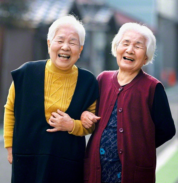 「しゃべるんやめたら、もう終わりですわ」と笑う姉の江平さん㊨と妹の新納さん