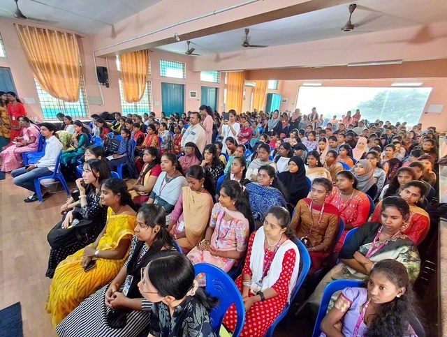 1・2「イケディアン・世界調和の日」を記念する式典。平和社会の建設のため、向学の青春を歩む決意を固め合った（インド・創価池田女子大学で）