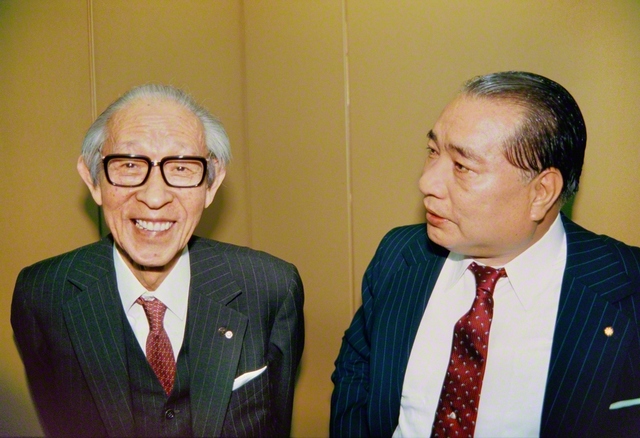 実業家・松下幸之助氏と和やかに語らう池田先生（1983年11月、東京・信濃町の旧聖教新聞本社で）。先生と松下氏の対談集『人生問答』は、学会の青年世代と井手英策教授の勉強会「未来対談」で教材となった
