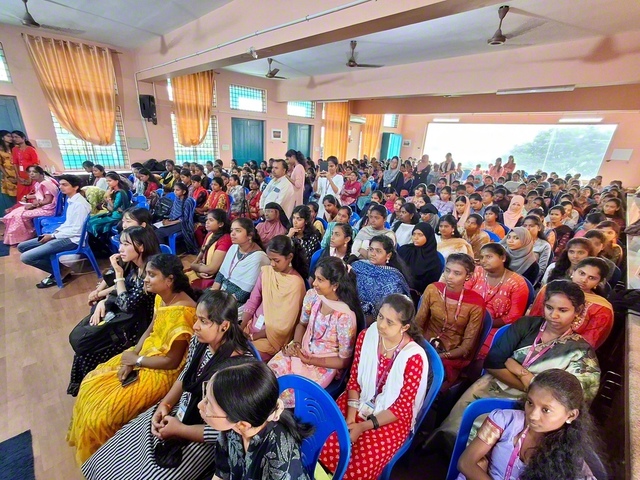 1・2「イケディアン・世界調和の日」を記念する式典。平和社会の建設のため、向学の青春を歩む決意を固め合った（インド・創価池田女子大学で）