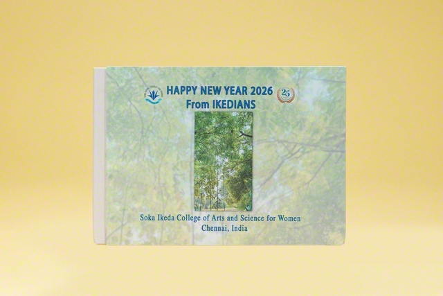 創価池田女子大学から届けられた、学生や教職員らの集合写真を収めた記念アルバム