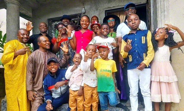 歓喜にあふれるカメルーンの同志（1日）