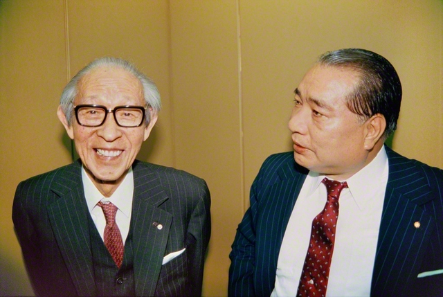 実業家・松下幸之助氏と和やかに語らう池田先生（1983年11月、東京・信濃町の旧聖教新聞本社で）。先生と松下氏の対談集『人生問答』は、学会の青年世代と井手英策教授の勉強会「未来対談」で教材となった