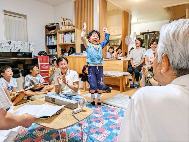 多様な世代が交流する学会の集い。皆が互いを尊敬し、喜びを分かち合う（兵庫県内で）