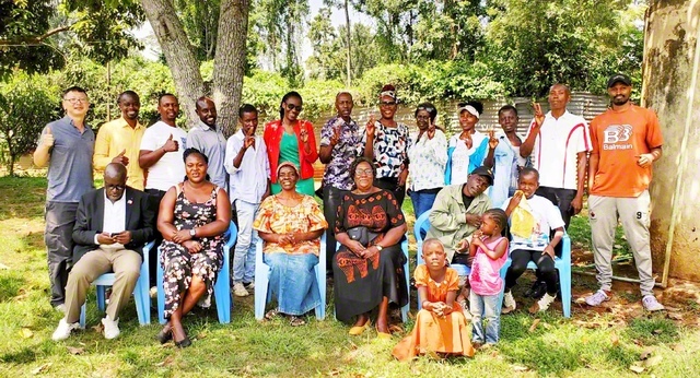 ケニアの同志。本年の勝利を約し合った（11日）