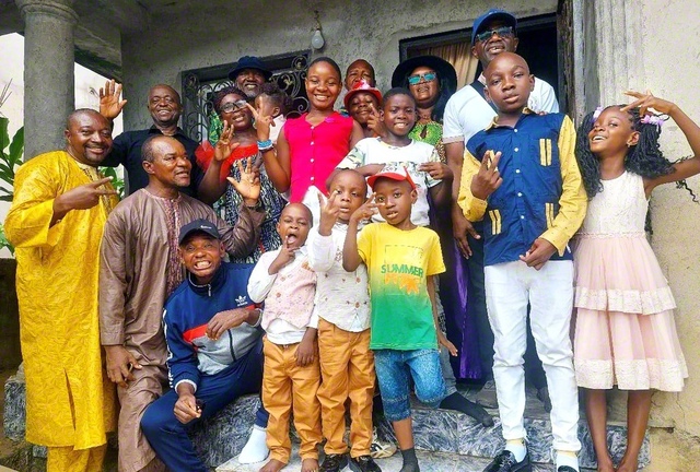 歓喜にあふれるカメルーンの同志（1日）