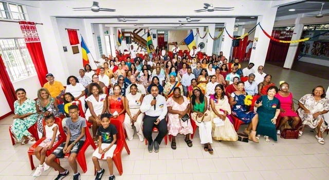 インド洋に輝くモーリシャスの友が笑顔で（1日）