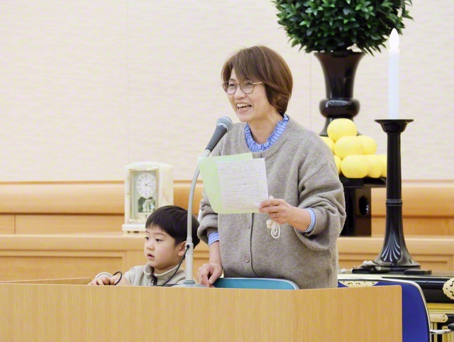 あいさつに立つ樫田さん㊨