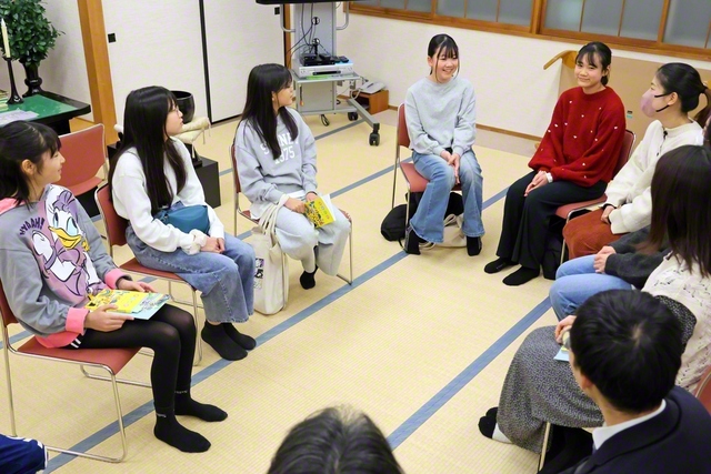 社会福祉運動家ヘレン・ケラーの生涯を学び、ディスカッションした