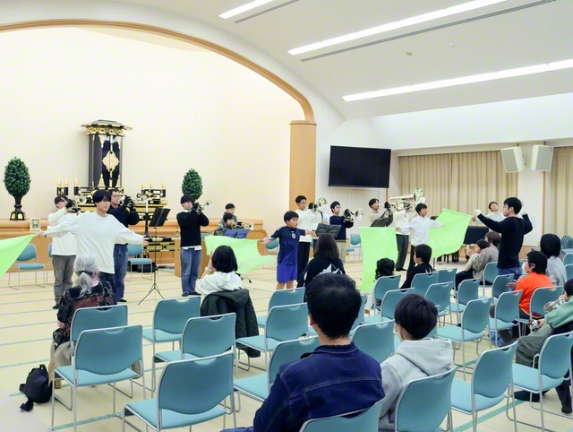 滋賀音楽隊が演奏・演技を披露