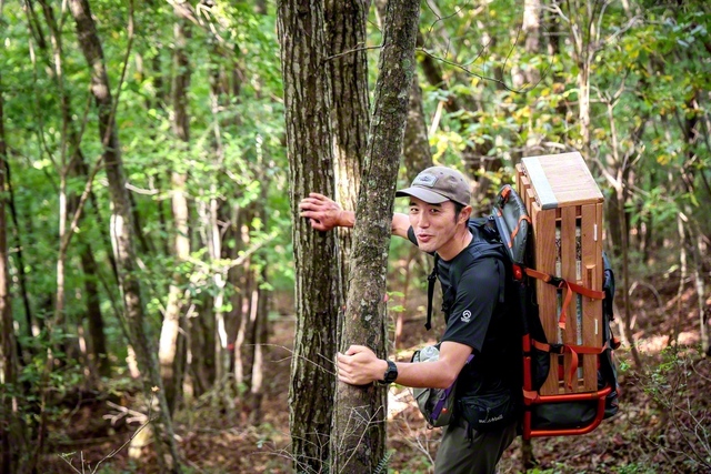 「本の紙は、もともとは木から生まれるもの。杣（そま）Booksを通して『杣』という言葉を知ってもらい、林業に興味を持ってもらえれば」と細井岳さん（長野県青木村の子檀嶺岳で）