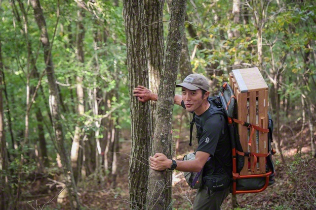 【長野　大好きな登山と】「本の紙は、もともとは木から生まれるもの。杣（そま）Booksを通して『杣』という言葉を知ってもらい、林業に興味を持ってもらえれば」と細井岳さん（長野県青木村の子檀嶺岳で）