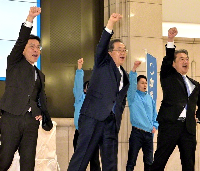 日本の平和を守る「中道」への絶大な支援を呼びかける中道改革連合の斉藤鉄夫共同代表（中央）ら＝広島市内で