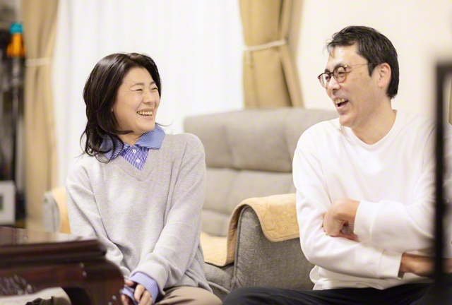 由紀子さん㊧が夫・将さんとリビングで笑い合う。「手をつないで外を歩くのも、恥ずかしくないですよ」と