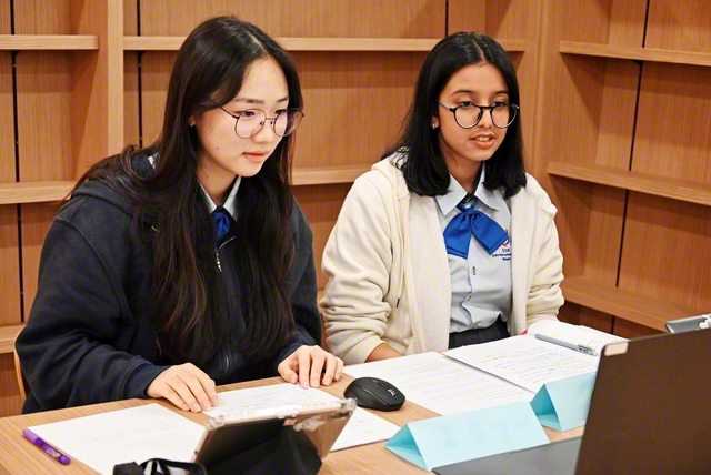 オンライン交流会に参加したSISMの生徒たち。関西高の生徒と友情を深めた（19日、SISMで）