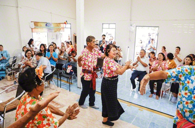 歓喜あふれるパークチョン地区の座談会（昨年4月、タイ東北部のパークチョン郡で）。同地区では昨年、24人の友が新たに入会している
