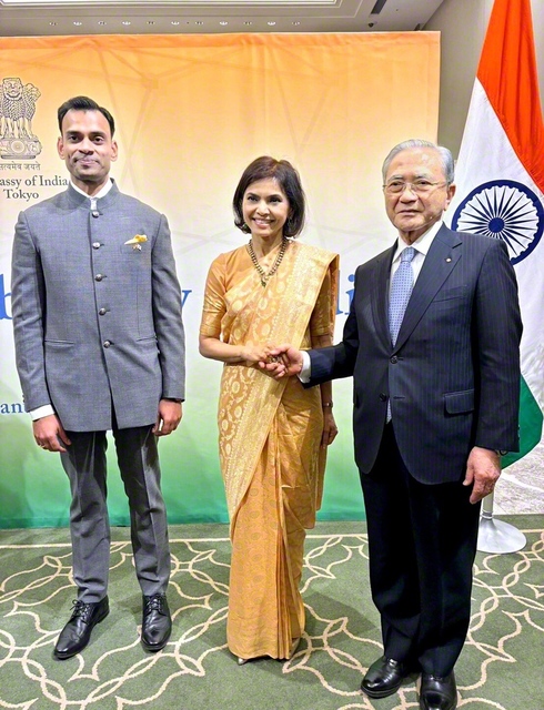 インドのナグマ・モハメド・マリック次期駐日大使㊥、マドゥ・スダン公使㊧と原田会長が和やかに（都内で）