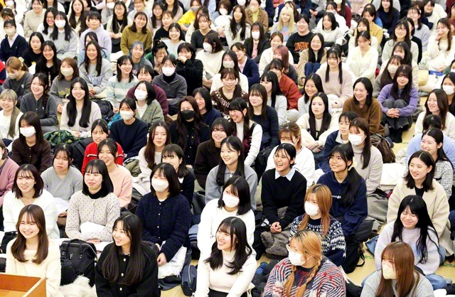 誓いの青春を朗らかに――東京・女性部八王子特区の華陽誓春大会（松風センターで）