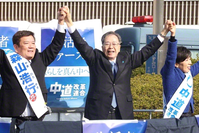 「日本を変えましょう。平和の国をつくりましょう」と訴える、中道改革連合の斉藤鉄夫共同代表㊥と森山浩行候補㊧ら＝堺市内で