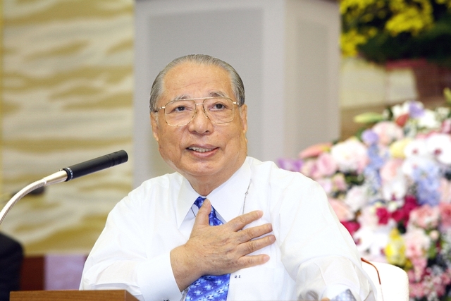 2006年1月6日に行われた本部幹部会でスピーチする池田先生。席上、恩師を支え抜いた若き日の闘争を語った（八王子市の東京牧口記念会館で）