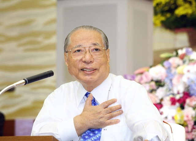 2006年1月6日に行われた本部幹部会でスピーチする池田先生。席上、恩師を支え抜いた若き日の闘争を語った（八王子市の東京牧口記念会館で）