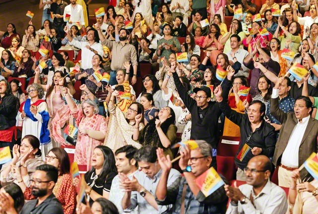 師弟に生きる喜びと広布拡大の息吹に満ちた常勝西インド総会。谷川SGI理事長を中心に質疑応答も行われ、求道心あふれる集いとなった（26日、ムンバイ市内で）